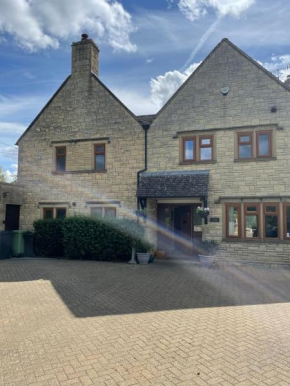 Cotswolds Luxury House in Central Bourton Large Sleeps 2-11. Pet Friendly.